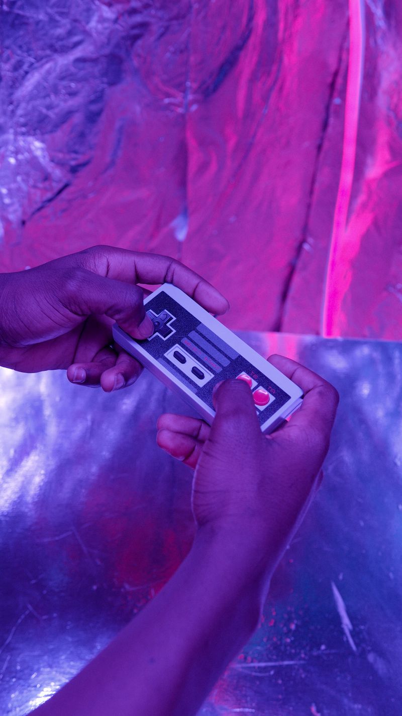 Controller retro in ambiente neon — RPG indie